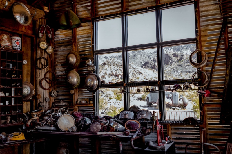 cordonnerie-STE MAXIME-min_shop_window_part_junk_abandoned-138873